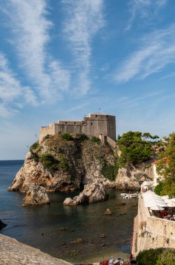 Dubrovnik, Hırvatistan - 17 Eylül 2025: Ziyaretçiler Dubrovnik 'teki deniz kenarındaki güzel kıyı şeridine ve tarihi binalara hayran kaldılar.