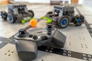 Yakınlardaki bir oyun kumandası tarafından kontrol edilirken iki robot eğlenceli bir aktiviteye girişiyor..