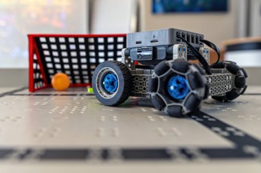 Robot eğitim teknolojisi sunumunda hedef alan bir alana yerleştirildi