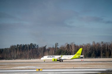 Riga, Letonya - 15 Şubat 2025: Airbus A220-300 kış boyunca Riga Uluslararası Havaalanından havalanacak