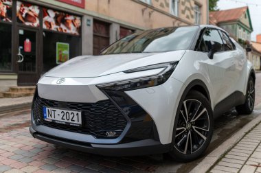 Talsi, Letonya - 1 Eylül 2024: Toyota C-HR modelinin yeni tasarımı kaldırımlı bir caddenin kenarına park edildikten sonra