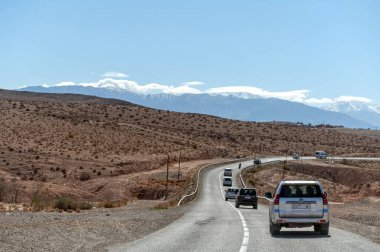 Atlass Dağları, Fas - 16 Şubat 2025: Turistler 4x4 araç sürerken Atlas Dağları 'nın büyüleyici manzaralarını keşfediyorlar.