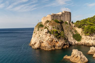 Dubrovnik, Hırvatistan - 17 Eylül 2025: Adriyatik Denizi kıyısındaki Dubrovnik 'te kayalık bir çıkıntıda tarihi bir kale bulunuyor.