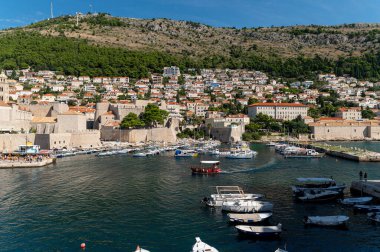 Dubrovnik, Hırvatistan - 17 Eylül 2025: Hırvatistan 'ın Dubrovnik kentinde demirli teknelerle Adriyatik kıyısında sükunet