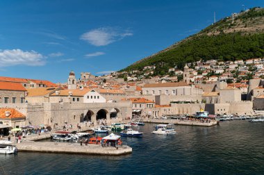 Dubrovnik, Hırvatistan - 17 Eylül 2025: Hırvatistan 'ın Dubrovnik limanında tekne ve kıyı manzaralı güneşli bir günün tadını çıkarmak