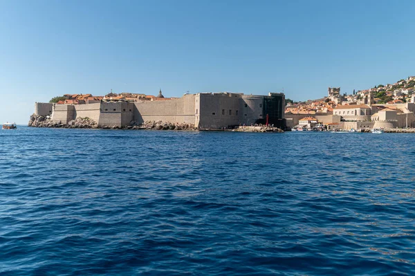 Dubrovnik, Hırvatistan - 21 Eylül 2025: Dalgalar açık gökyüzünün altındaki Dubrovnik antik duvarlarında tur atıyor.