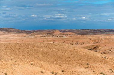 Fas 'taki kuru Agafay çölünün karlı zirvelere karşı geniş bir manzarası var..