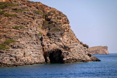 Güneşli bir günde Girit kıyısındaki büyüleyici uçurumları ve sakin mavi suları keşfedin..