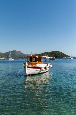 Güneşli bir günde, Hırvatistan 'ın güzel adaları yakınlarındaki berrak sulara demir atan tekne