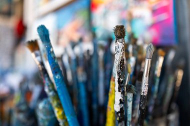 Dubrovnik, Hırvatistan - 19 Eylül 2025: Yaratıcı araç ve gereçleri gösteren renkli bir stüdyoda çeşitli boya fırçaları