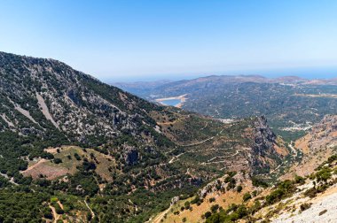 Nefes kesici manzara Girit 'in engebeli arazisini gün ışığında uzak kıyı şeridini gözler önüne seriyor..