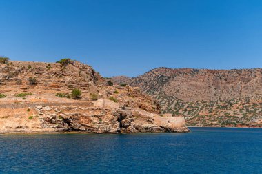 Ziyaretçiler sakin sularda ve doğada geçen tarihi Spinalonga Adası 'nı severler..