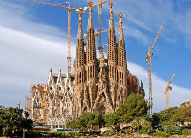 Barselona, İspanya - 29 Nisan 2009: İnsanlar Sagrada Familia 'yı Barcelona' daki binada inşaat çalışmaları devam ederken görüyorlar.