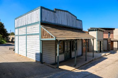 Hollywood, Losangeles, California, ABD - 8 Ekim 2012: Hollywood 'da, film setinde Kaliforniya' da gökyüzü açık eski kasaba binaları gösteriliyor.