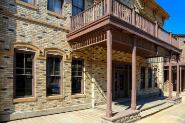 Hollywood, Losangeles, California, ABD - 8 Ekim 2012: Los Angeles 'ta çekilen bir filmde ahşap balkon ve tuğla duvarları olan bir bina yer almaktadır..