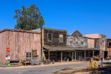 Hollywood, Losangeles, California, ABD - 8 Ekim 2012: Los Angeles 'ta yer alan bir Hollywood film setinde eski batı tarzı binalar ve aksesuarlar bulunmaktadır.