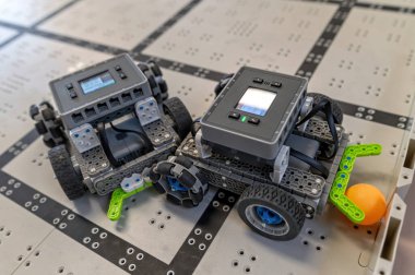 Bir teknoloji laboratuarı ortamında öğrenme ve deney için tasarlanmış robotlar.