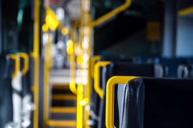 Sarı korkuluklar ve boş koltuklar gün boyunca otobüste görünür..