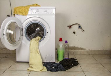 Çamaşır makinesi kapısının önünü kapat. 