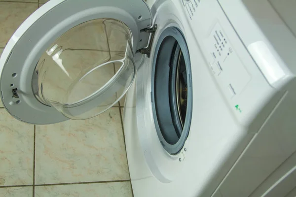 Close up top view of a washing machine door in operation — Stock Photo, Image