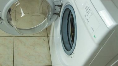 Zaman aşımı. Giysilerle dolu hareket eden çamaşır makinesini durdur.