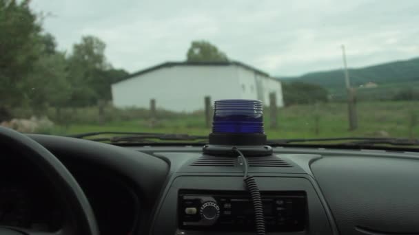 Close-up de uma polícia azul piscando luz no interior do carro — Vídeo de Stock