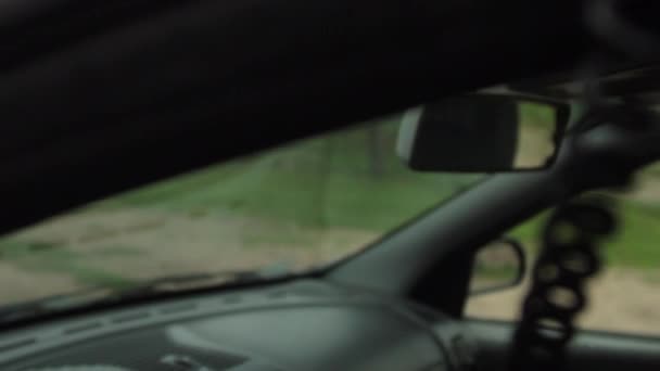 Närbild av en blå polis blinkande ljus på taket av bilen — Stockvideo