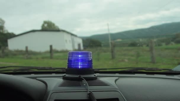 Azul polícia piscando luz sobre com o fundo de uma menina sendo preso — Vídeo de Stock