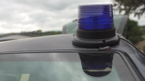 Villogó kék rendőrség villogó fény, hogy bekapcsolják, és felszállt az autó tetején — Stock videók