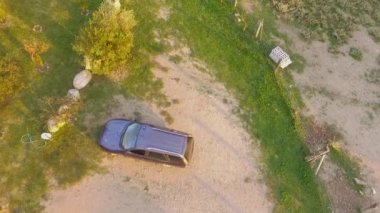 İşaretlenmemiş mavi ışıklı sivil polis arabası operasyon halinde.