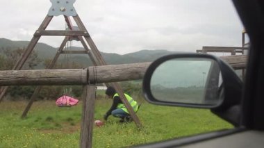 Polis arabası ve kadın polis memuru kaçırılan çocukların olay yerinde.