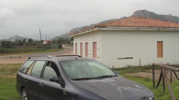 Auto della polizia e agente di polizia donna sulla scena del rapimento di bambini — Video Stock