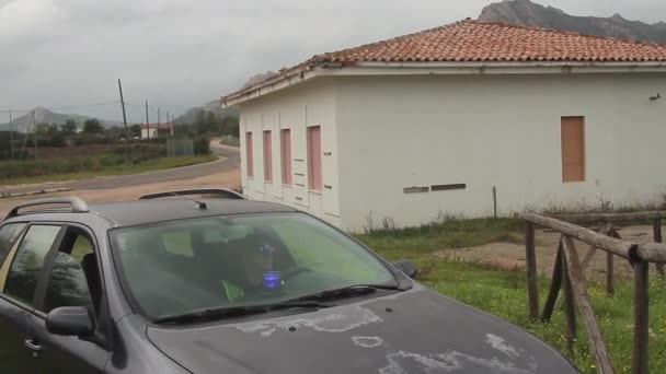 Carro de polícia e policial feminino no local do sequestro de crianças — Vídeo de Stock