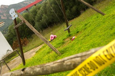 Bayan polis memuru, çocukların kaçırıldığı yerde markasız ve sahte bir arabayla oyun parkının yakınında bilimsel kanıtlarla birlikte.