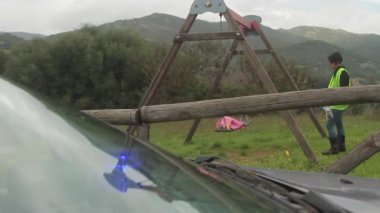 Bayan polis memuru, çocukların kaçırıldığı yerde markasız ve sahte bir arabayla oyun parkının yakınında bilimsel kanıtlarla birlikte.