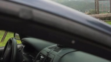 Bayan polis memuru, çocukların kaçırıldığı yerde markasız ve sahte bir arabayla oyun parkının yakınında bilimsel kanıtlarla birlikte.