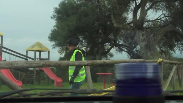 Mujer Policía Escena Del Secuestro Niños Con Coche Sin Marca — Vídeos de Stock