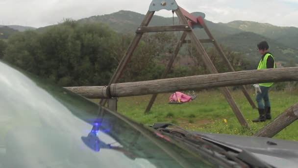 Kobieta Policjant Miejscu Porwania Dzieci Nieoznakowanym Incognito Samochód Pobliżu Placu — Wideo stockowe