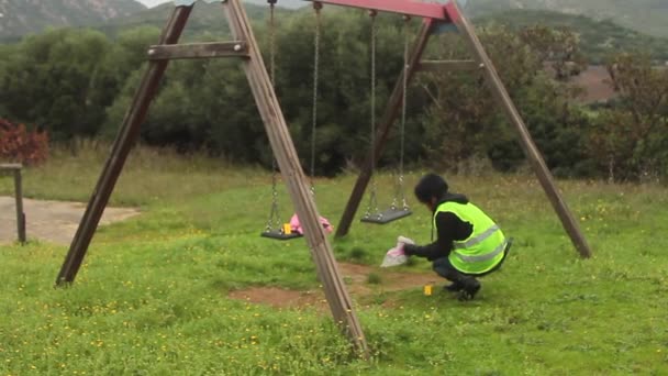 Kvinnlig Polis Platsen För Kidnappning Barn Med Omärkta Och Inkognito — Stockvideo