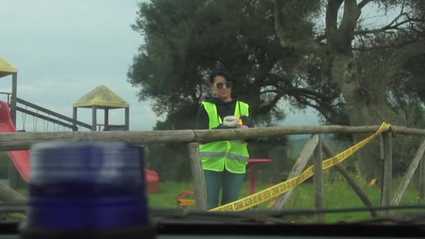 Bayan Polis Memuru Çocukların Kaçırıldığı Yerde Markasız Sahte Bir Arabayla — Stok video