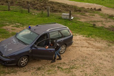 İşaretlenmemiş mavi ışıklı sivil polis arabası operasyon halinde.