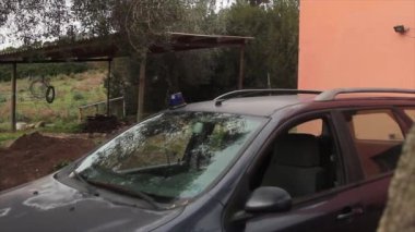 Dedektif CSI olay yerine bilinmeyen bir araba ve mavi ışıklarla geldi.