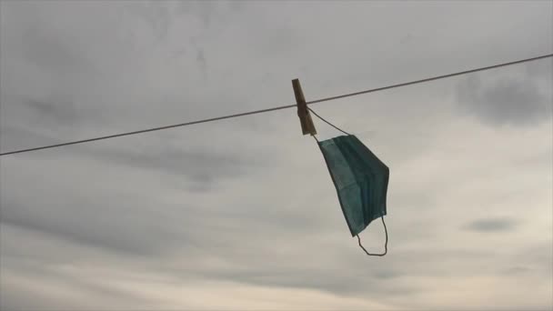 Frau trägt Hygienemaske an der Wäscheleine — Stockvideo
