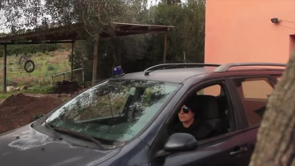 Chegada do detective CSI à cena do crime com um carro desconhecido e luzes azuis — Vídeo de Stock