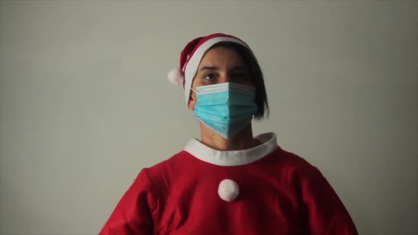 Close-up van santa claus vrouw dragen van anti covid gezondheid masker maken geen gebaar — Stockvideo