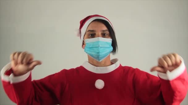 Primo piano di Babbo Natale moglie indossa anti covid maschera di salute che non fa nessun gesto — Video Stock