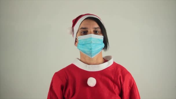 Close up de santa claus esposa vestindo anti covid máscara de saúde não fazendo nenhum gesto — Vídeo de Stock