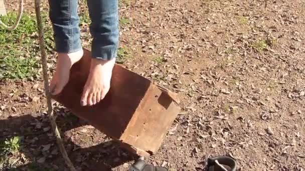 Lábai halott ember lógott egy fán mezítláb — Stock videók