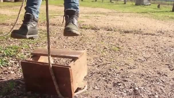 Piedi di uomo morto appesi a piedi nudi a un albero — Video Stock