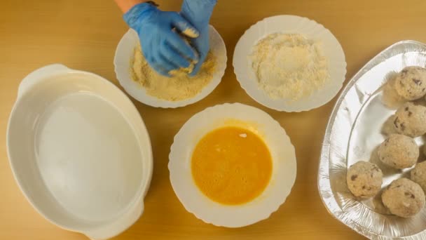 Lapso de tempo de mãos de chefs preparando arancini siciliano com ingredientes naturais — Vídeo de Stock